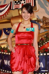 组图：胡杏儿出席圣诞亮灯仪式 艳丽红裙喜庆