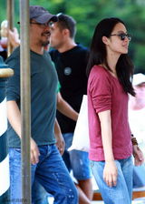 组图：姜文携妻子抵达威尼斯 与记者玩互拍