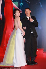 组图：杨千嬅着露背美裙现身 余文乐显帅气