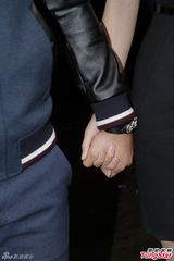 组图：黄晓明买豪车捧花突袭庆生baby 公开恋情