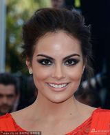 组图：墨西哥小姐西瓦娜红裙拖地气质高贵