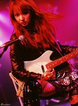 组图：佐佐木希玩变装秀 穿旗袍抱熊猫