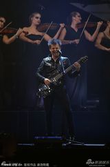 组图：Muse乐队摇滚不断电 High翻全英音乐奖