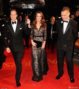 组图：凯特王妃蕾丝礼服华美 戴3D眼镜看纪录片