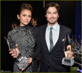 组图：妮娜伊恩收获荧幕情侣奖 重修旧好拥吻