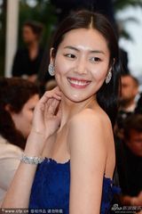 组图：名模刘雯戛纳走秀 低胸长裙秀高挑身材