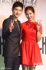 组图：韩剧《期待恋爱》发布 宝儿与两男星亲密