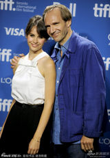 组图：《看不见的女人》琼斯被导演摸肩蜜笑