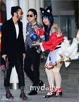 组图：SJ庆出道8周年机场上演变装秀 整疯粉丝