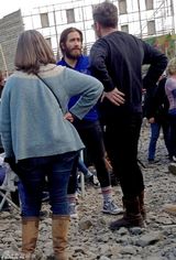 组图：杰克-吉伦哈尔全裸搭帐篷 胶带遮鸟新颖