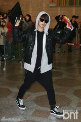 组图：韩团BEAST现身机场显潮男时尚