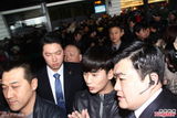 组图：金秀贤抵台全程微笑 媒体粉丝疯狂围堵