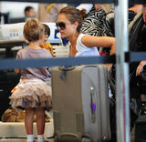 高清图：杰西卡-阿尔芭携女儿出行 弯腰险走光