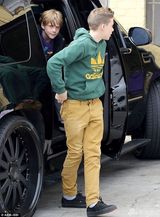 组图：贝嫂清凉装抱女出街 小七穿黄裙捂脸卖萌