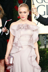 高清组图：克洛伊-塞维尼荷叶边礼服充满膨胀感 