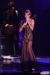 组图：幸田来未开唱变身蓝色妖姬 撅臀秀S曲线