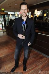 组图：马扎搞怪现身颁奖会 埃娃坐地送爱心