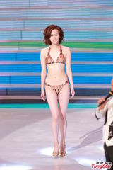 组图：港姐泳装秀热辣美胸 蛮腰翘臀各展风情