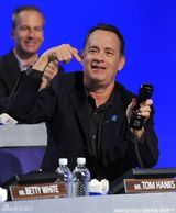 组图：谢耳朵乔治-克鲁尼为慈善募捐卖力搞怪