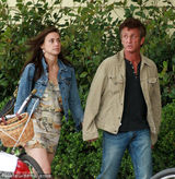 组图：西恩-潘忘却斯嘉丽疑觅新欢 牵手逛街颇甜蜜