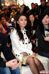 组图：马雅舒黑丝袜上阵秀美腿 李玲玉半露酥胸