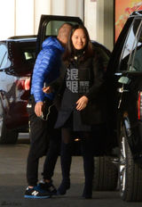 组图：聂远口罩遮面亮相机场 女友甜蜜接机