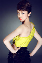 组图：孙菲菲霓虹妖娆写真 红唇微启美眸慑人心 