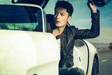 组图：霍建华写真携车出镜 自由洒脱释放天性