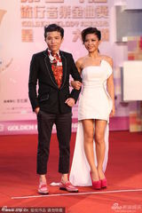 组图：艾怡良性感秀美腿 工作人员蹲地理裙摆