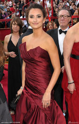 高清图：82届奥斯卡红毯 佩内洛普-克鲁兹红裙妖艳