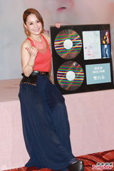 组图：阿娇(钟欣桐)《桐花》专辑祝捷会上欣喜落泪