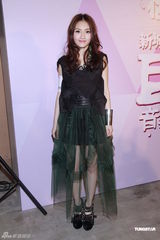 组图：林欣彤承认唱破音 容祖儿做事追求到底