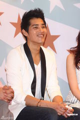 组图：天心黑色深V礼服性感出席记者会