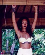 组图：蕾哈娜比基尼照曝光 胸下天使纹身性感