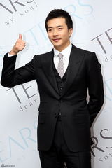 高清：权相佑(权相宇)化妆品店开业 媒体粉丝云集现混乱