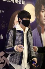 组图：李宇春素颜看爱情话剧 全程好奇喜欢摇滚