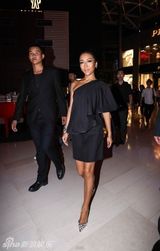 组图：吉克隽逸黑色斜肩裙装亮相露香肩