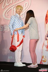 组图：Henry出专辑会粉丝 陪“老婆”过情人节