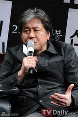 组图：崔岷植李政宰等出席《新世界》发布会