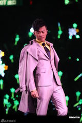 组图：林峰红馆开唱造型多变 草蜢许志安现身当嘉宾