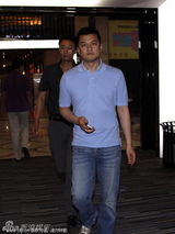 组图：王菲李亚鹏影院看电影 波点衣裙干练知性