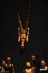 组图：吴雨霏首场红馆演唱会 服装造型性感出位