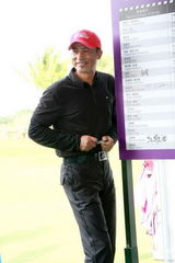 组图：任达华李小双同场出席高尔夫球赛