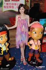 组图：徐淑敏怀孕8月仍窈窕 买好泳衣拍照留念