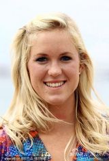 《灵魂冲浪》记者会 安娜索菲亚花短裙秀美腿(图)