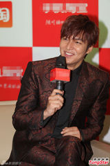 组图：李敏镐中国出席活动 嘟嘴吐舌狂卖萌