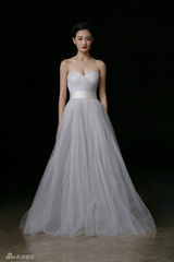 组图：徐璐抹胸婚纱酥胸微露 红唇颠覆清纯形象