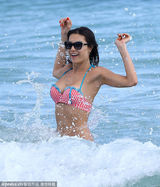 组图：巴西超模茱莉亚挺胸战海浪 尴尬不停乔衣