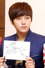 组图：韩团INFINITE出席代言品牌粉丝签名会