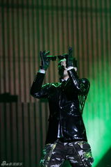 组图：Rain北京个唱劲歌热舞 湿身性感大秀中文